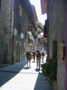 Il gruppo in cammino nel borgo di Bard (22149 bytes)